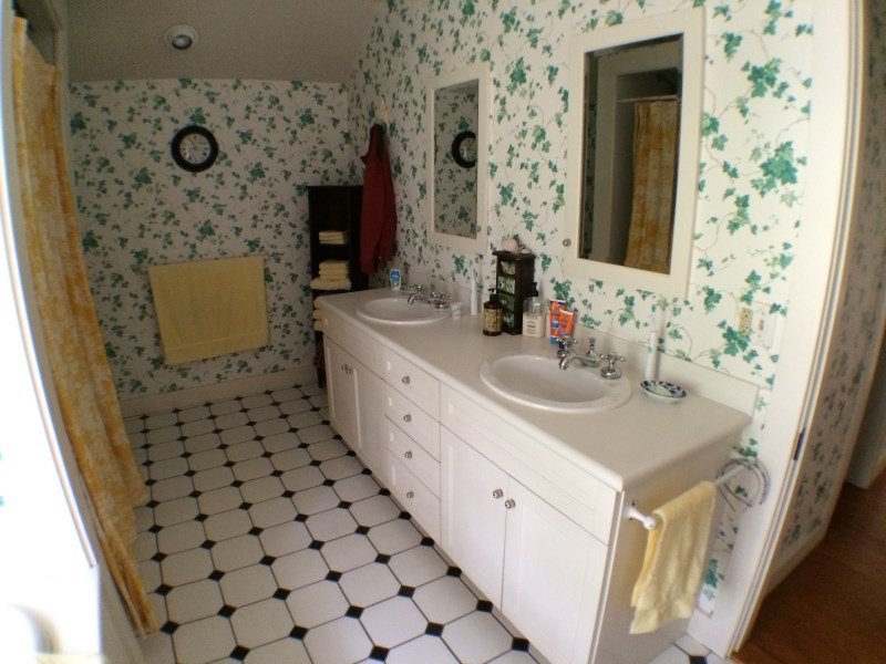 Bathroom with wallpaper